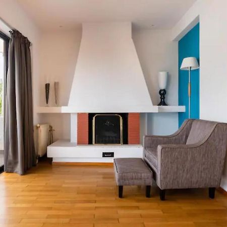 Βright Walled Designed Apt In Glyfada Center Афины Экстерьер фото