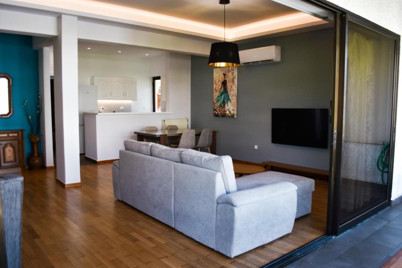 Βright Walled Designed Apt In Glyfada Center Афины Экстерьер фото