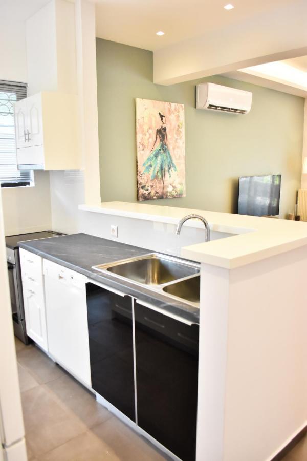 Βright Walled Designed Apt In Glyfada Center Афины Экстерьер фото