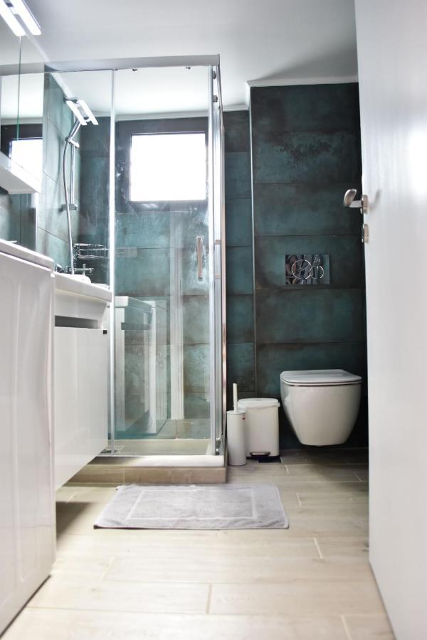 Βright Walled Designed Apt In Glyfada Center Афины Экстерьер фото