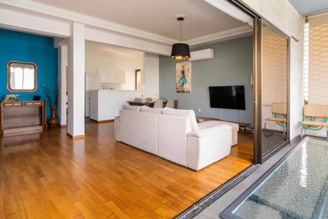 Βright Walled Designed Apt In Glyfada Center Афины Экстерьер фото