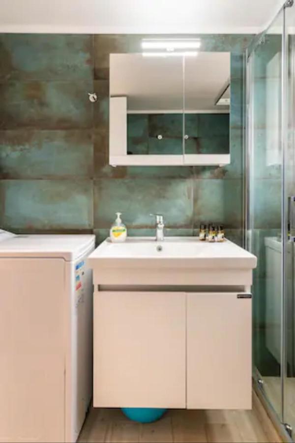Βright Walled Designed Apt In Glyfada Center Афины Экстерьер фото