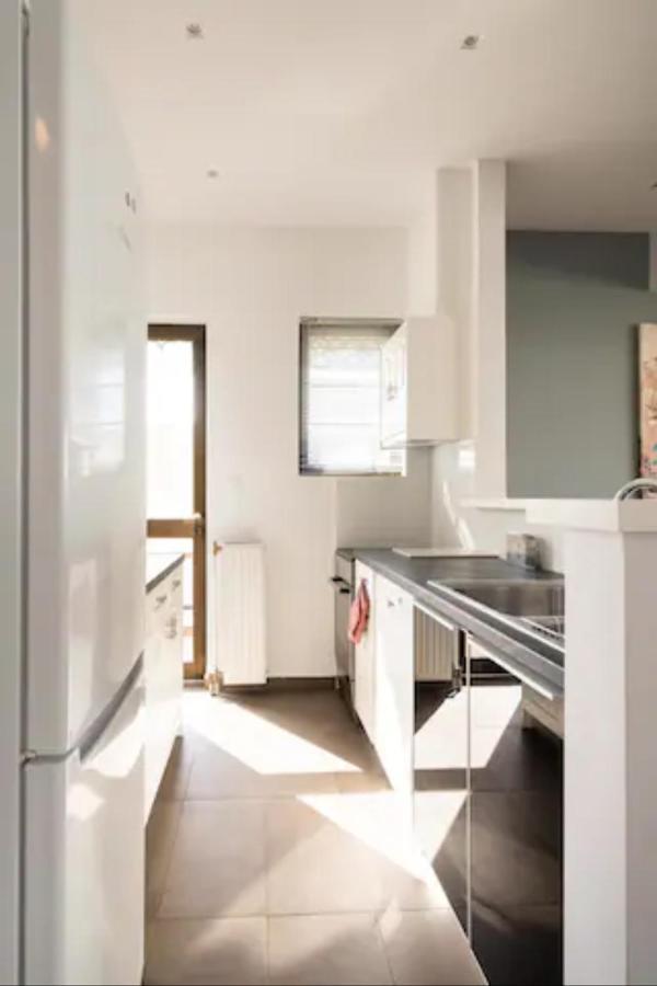 Βright Walled Designed Apt In Glyfada Center Афины Экстерьер фото