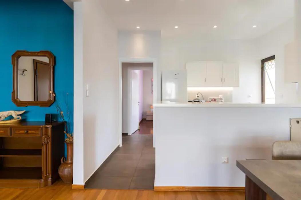 Βright Walled Designed Apt In Glyfada Center Афины Экстерьер фото